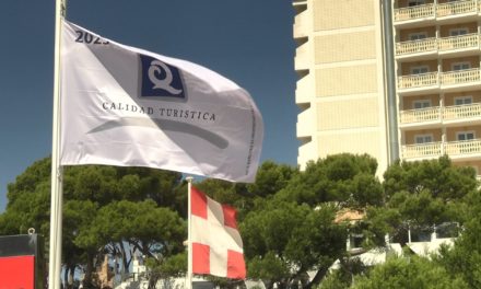 Calvià se consolida como primer municipio de Baleares y tercero de España con 15 banderas Q de calidad en playas