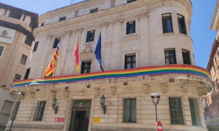 Delegación del Gobierno en Baleares despliega la bandera LGTBI en su fachada por el Día del Orgullo