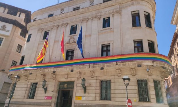 Delegación del Gobierno en Baleares despliega la bandera LGTBI en su fachada por el Día del Orgullo