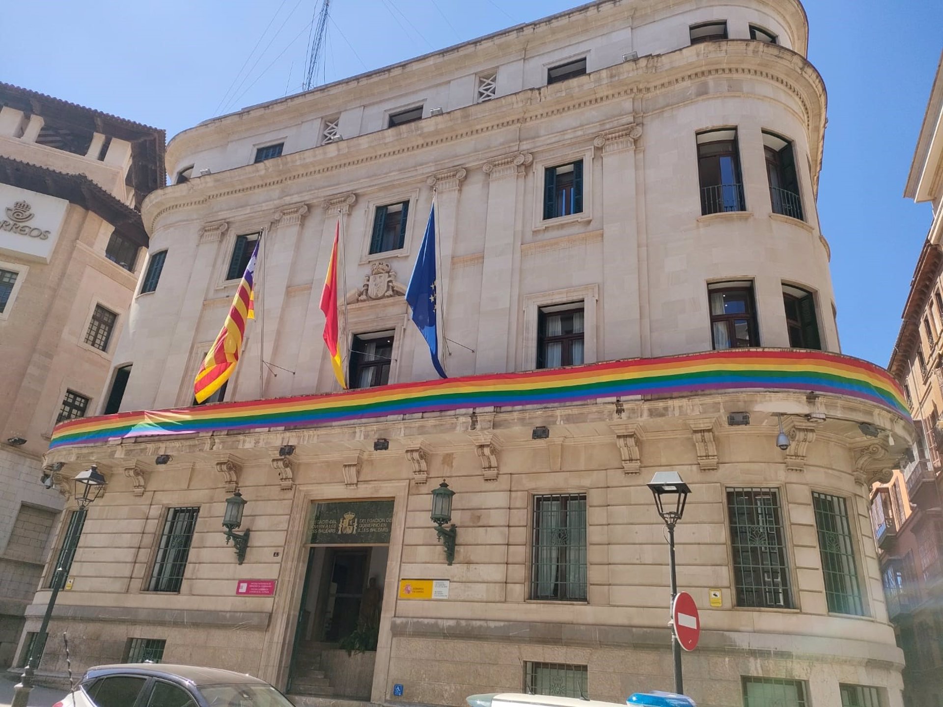 La bandera LGTBI ondea en la sede de la Delegación del Gobierno en Baleares. - DELEGACIÓN DE GOBIERNO EN BALEARES