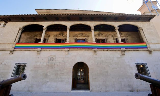 El Govern coloca la bandera LGTBI en las consellerias para apoyar al colectivo durante el Día del Orgullo