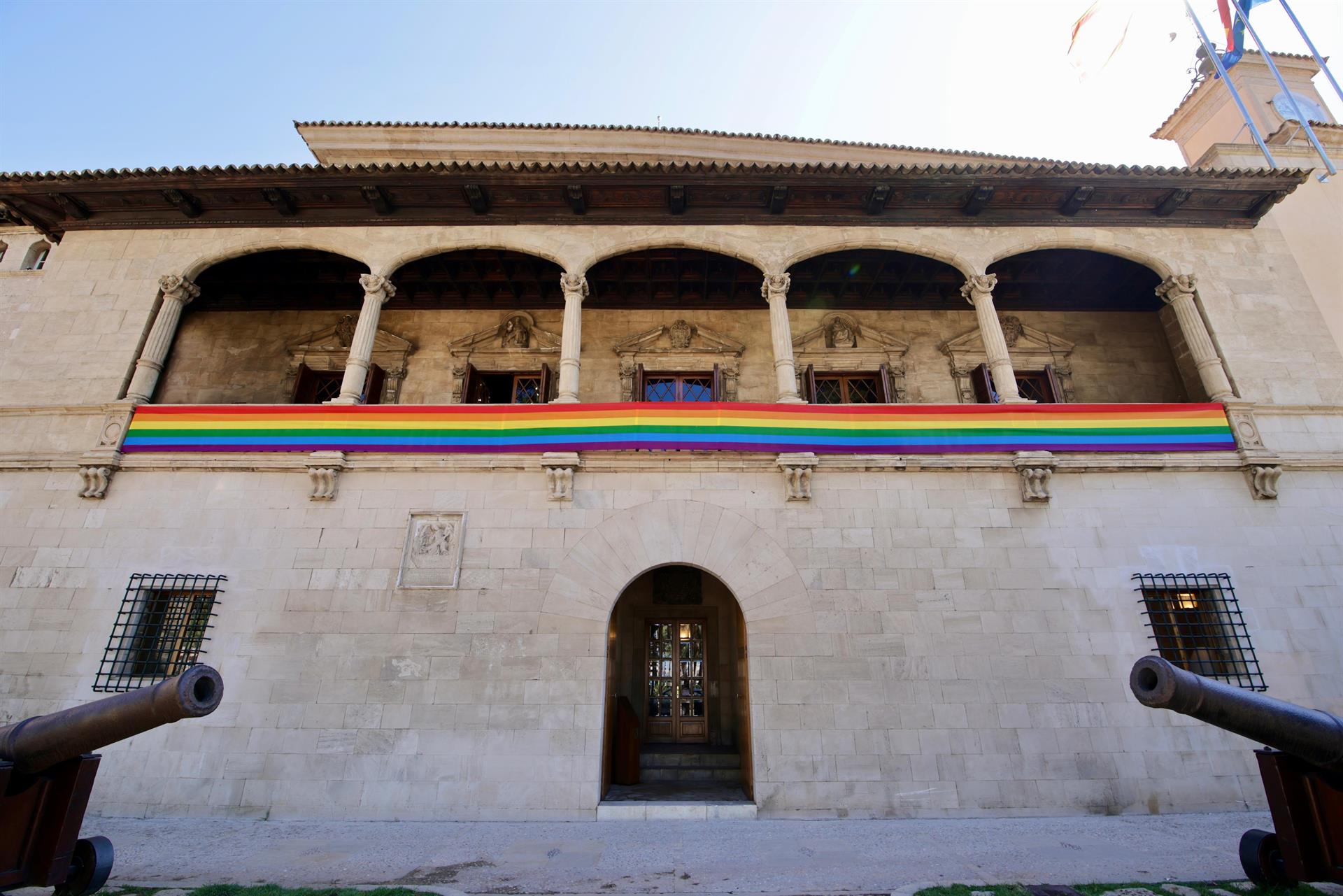 La bandera LGTBI en el Consolat de Mar. - CAIB