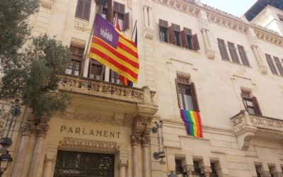 Vox acude a los tribunales para retirar de la bandera LGTBI en el Parlament como medida cautelarísima