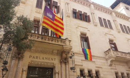 Vox acude a los tribunales para retirar de la bandera LGTBI en el Parlament como medida cautelarísima