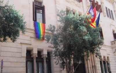 Vox pide que se declare nulo el acuerdo de la Mesa del Parlament para desplegar la bandera Lgtbi