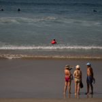 Bañistas en la playa, a 8 de octubre de 2023, en Pontevedra, Galicia (España). Todas las provincias gallegas han superado hoy los 30 grados registrando la máxima temperatura en el municipio lucense de Lourenzá con una temperatura de 36,3 grados. - Elena Fernández - Europa Press - Archivo