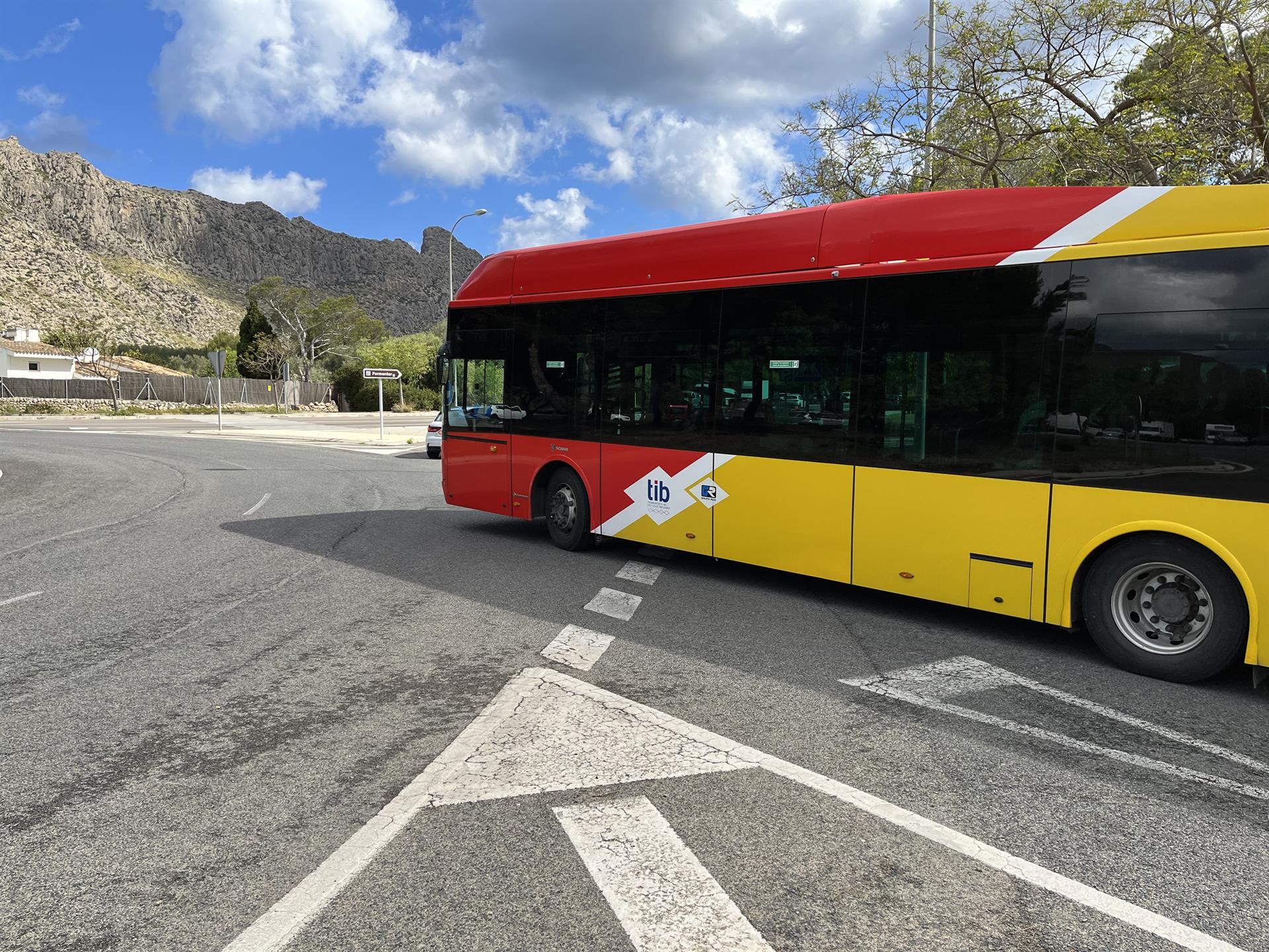 Bus lanzadera del TIB al faro de Formentor. - CAIB