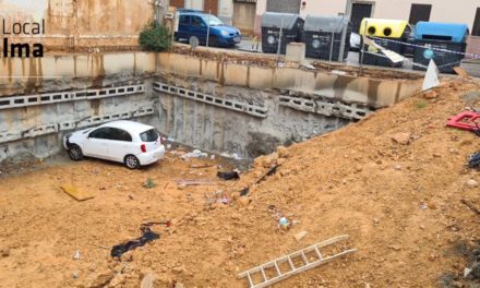 Un accidente de tráfico provocó la caída de un coche al hoyo de una obra en Palma