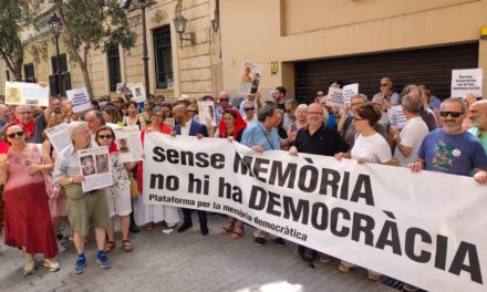 200 personas claman por la futura derogación de la ley de memoria democrática: “¡Fascistas fuera del Parlament!”