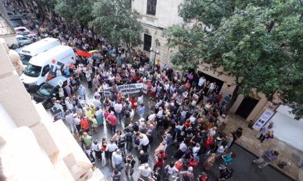 Unas 450 personas se concentran frente al Parlament para pedir la dimisión de Le Senne