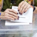 Detalle de un sobre antes de meterlo en la urna, a 9 de junio de 2024. - Joaquin Corchero - Europa Press
