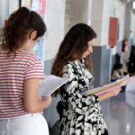Varios alumnos repasan antes de comenzar uno de los exámenes de las pruebas de acceso a la universidad 2023