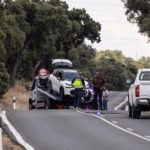 Una grúa recoge el vehículo del suceso, en el kilómetro 6 de la M-612, en la carretera de Fuencarral-El Pardo, el 4 de junio de 2024 en Madrid. Foto: Europa Press.