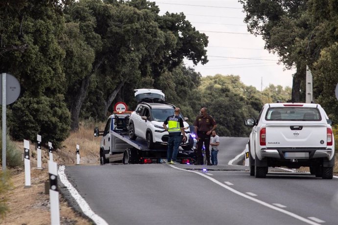 Una grúa recoge el vehículo del suceso, en el kilómetro 6 de la M-612, en la carretera de Fuencarral-El Pardo, el 4 de junio de 2024 en Madrid. Foto: Europa Press.
