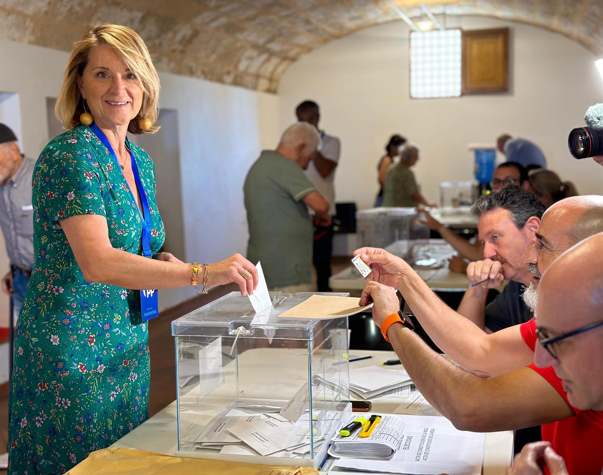 La candidata del PP de Baleares al Parlamento Europeo, Rosa Estaràs, vota en el Casal de Barrio Es Jonquet de Santa Catalina (Palma) - PP