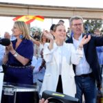 El líder del PP, Alberto Núñez Feijóo, y la presidenta de Baleares, Marga Prohens, durante un acto electoral en Palma con motivo de las elecciones europeas del 9 de junio. - ISAAC BUJ-EUROPA PRESS