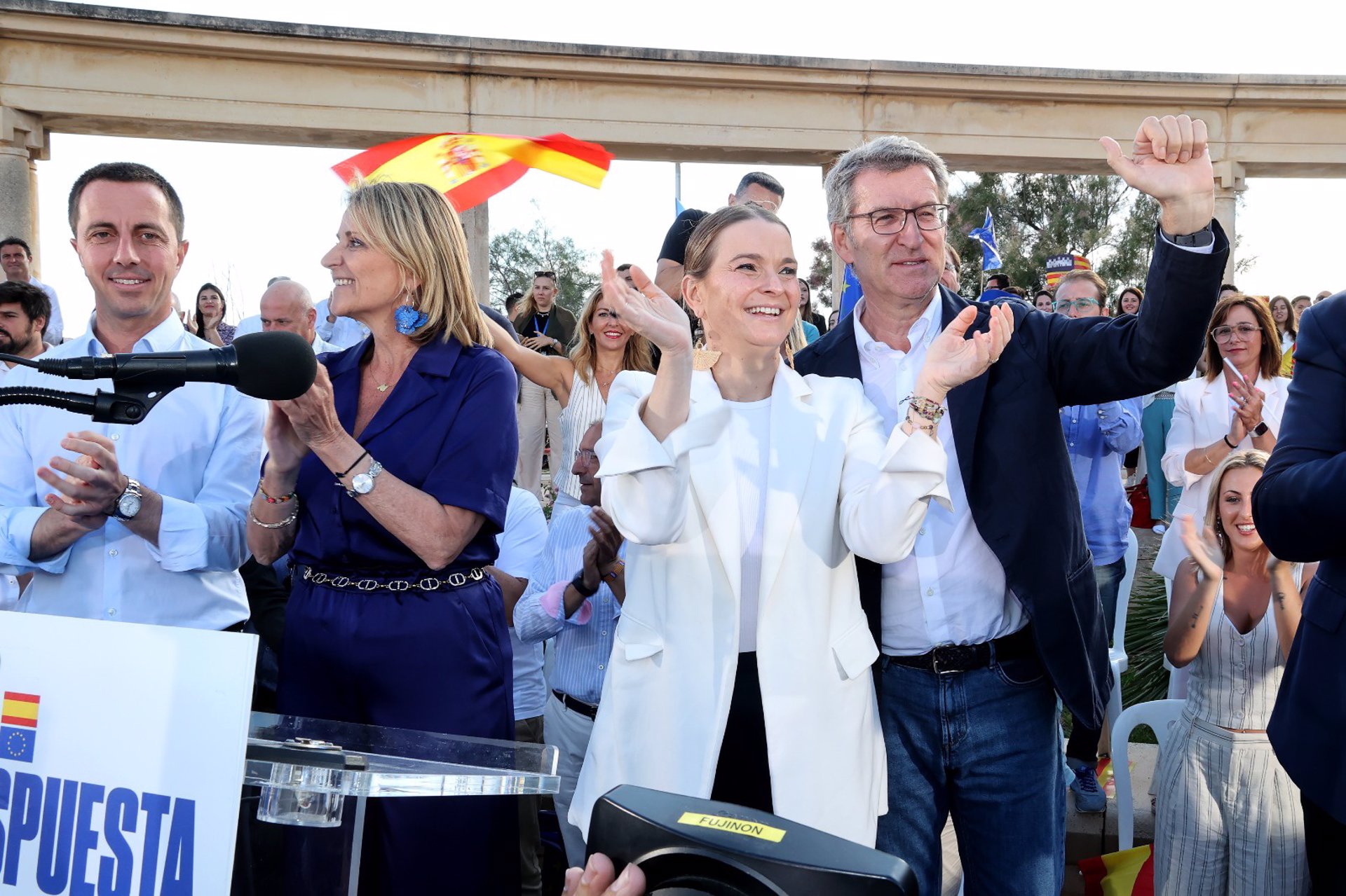 El líder del PP, Alberto Núñez Feijóo, y la presidenta de Baleares, Marga Prohens, durante un acto electoral en Palma con motivo de las elecciones europeas del 9 de junio. - ISAAC BUJ-EUROPA PRESS
