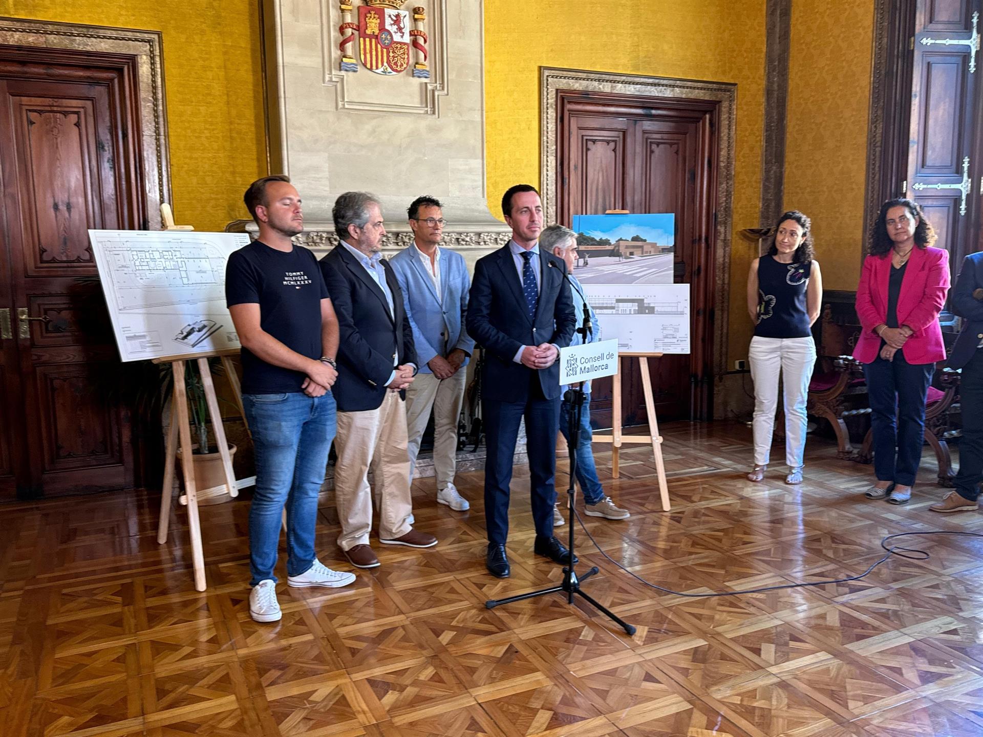 El presidente del Consell, Llorenç Galmés, explica en declaraciones la construcción del parque de bomberos de Santanyí. - EUROPA PRESS
