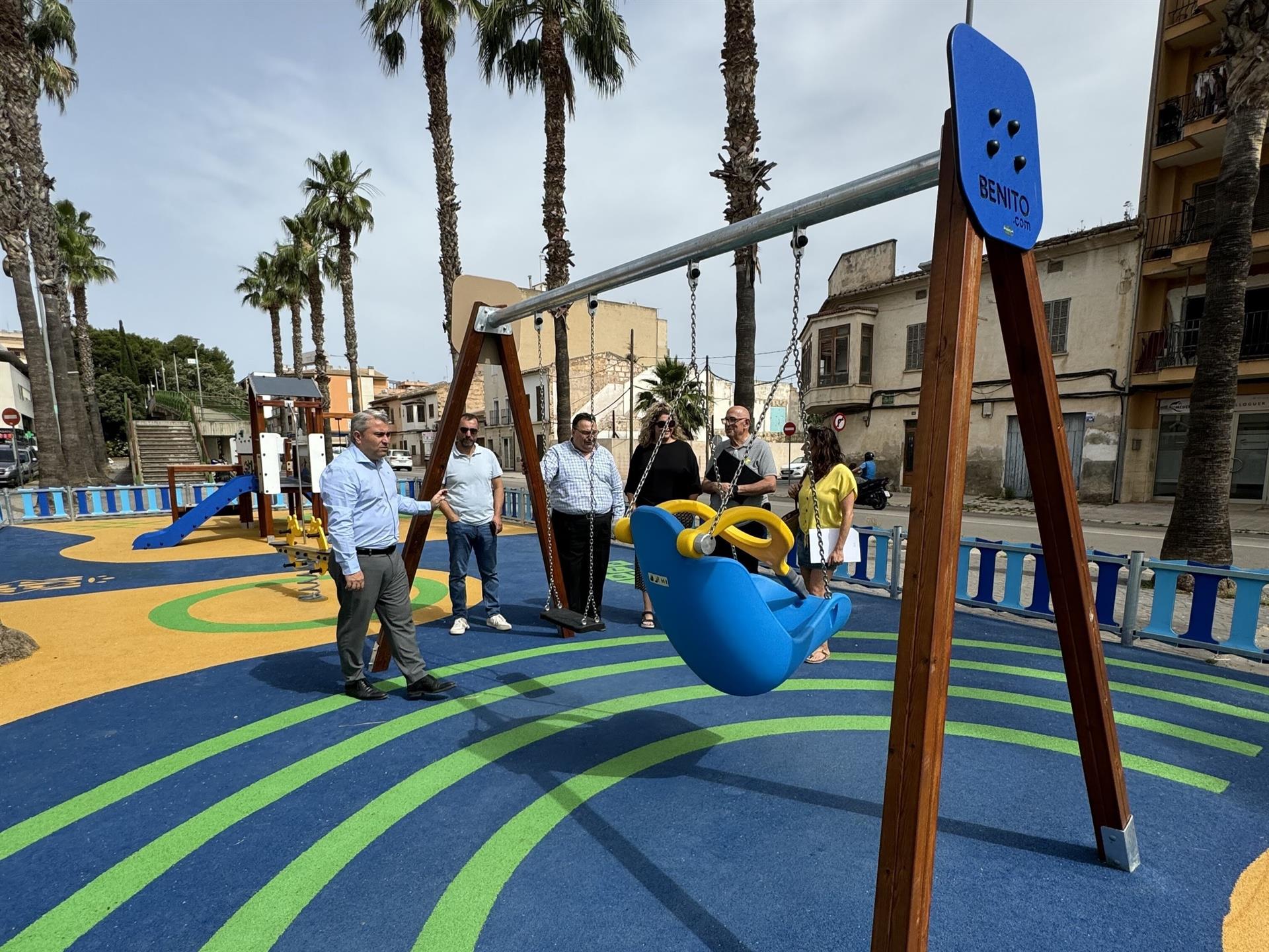 El alcalde de Inca, Virgilio Moreno, y el regidor de Urbanismo, Andreu Caballero, inauguran nuevos parques infantiles. - AYUNTAMIENTO DE INCA