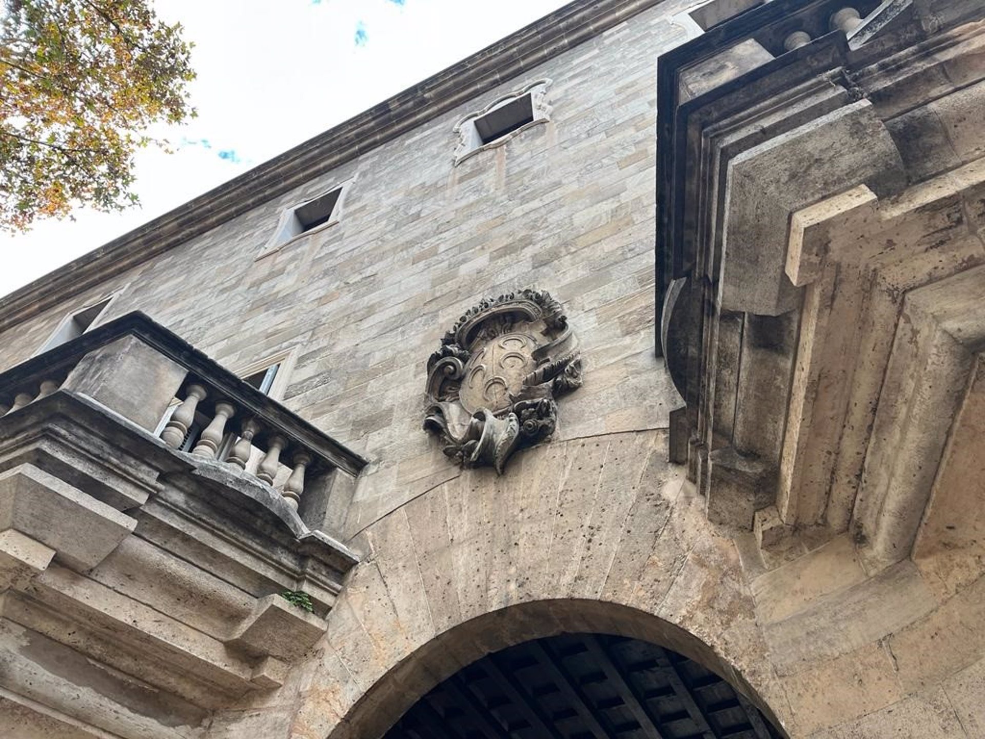 Escudo en la entrada de la Audiencia Provincial y el Tribunal Superior de Justicia de Baleares. - EUROPA PRESS - Archivo