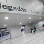 Varios pasajeros en la terminal de llegadas de un aeropuerto - Edu Botella - Europa Press - Archivo