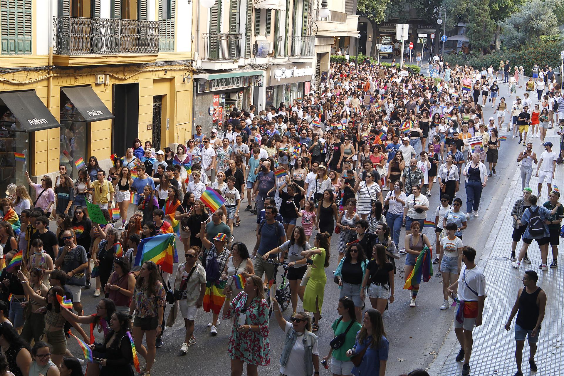 Centenares de personas durante una manifestación por el Orgullo LGTBI, a 28 de junio de 2022, en Palma. - Isaac Buj - Europa Press - Archivo