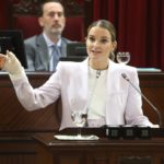 La presidenta del Govern, Marga Prohens, interviene en el debate de su investidura, con Gabriel Le Senne presidiendo la Cámara. - Isaac Buj - Europa Press - Archivo