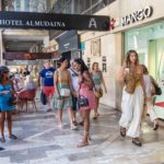 Varias personas pasean por la avenida Jaume III en Palma.