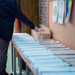 Papeletas para votar de los distintos partidos políticos preparadas en un colegio electoral. Archivo. - Gabriel Luengas - Europa Press - Archivo