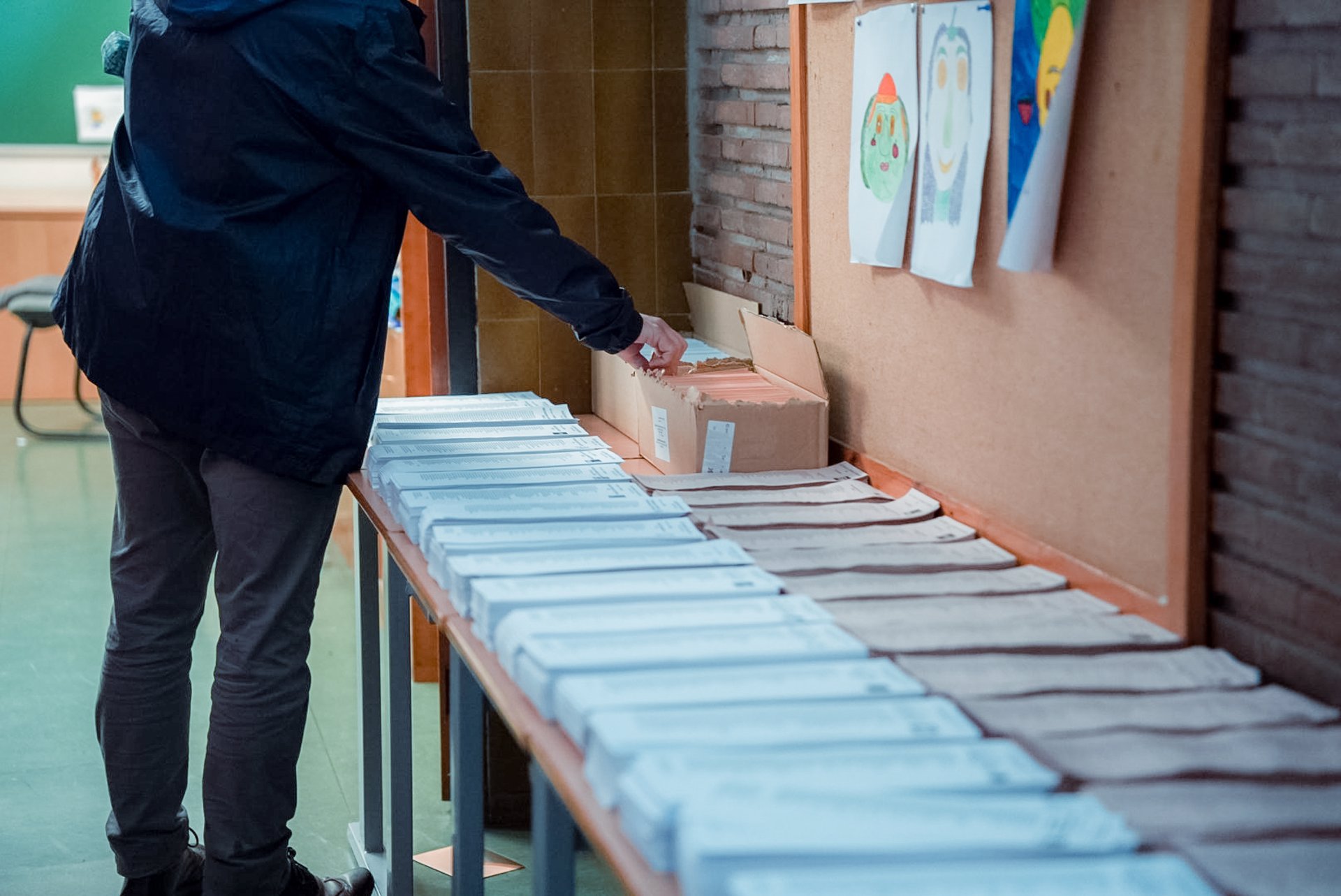 Papeletas para votar de los distintos partidos políticos preparadas en un colegio electoral. Archivo. - Gabriel Luengas - Europa Press - Archivo