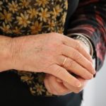 Imagen detalle de las manos de una persona mayor. - JUNTA DE ANDALUCÍA - Archivo