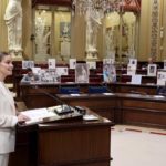 La presidenta del Govern, Marga Prohens, interviene en el pleno con la bancada del PSIB vacía.