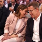 El presidente del Partido Popular, Alberto Núñez Feijóo (d), conversa con la presidenta del PP de las Islas Baleares, Marga Prohens. - Isaac Buj - Europa Press - Archivo