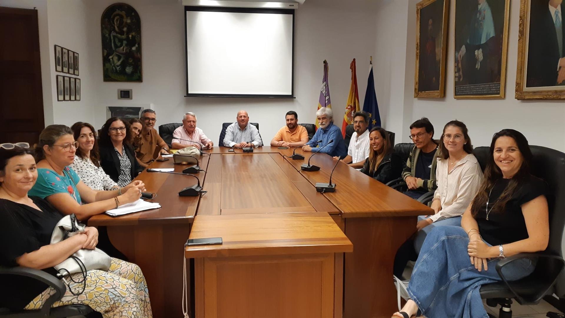 Reunión de los alcaldes de Binissalem, Alaró y Consell con las AFAS de los centros educativos de estos municipios para tratar la situación en el IES Binissalem. - AFAS IES BINISSALEM