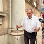 El sacerdote acusado de abusos sexuales por una mujer con discapacidad, entrando a los Juzgados acompañado de su abogado. - EUROPA PRESS