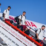 La selección nacional, bajando del avión a su llegada a Palma.