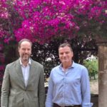 El director general de Tirme, Antonio Pons, y el representante de la Fundació, Cleanwave, Albert Heinrich, tras la firma del convenio - TIRME