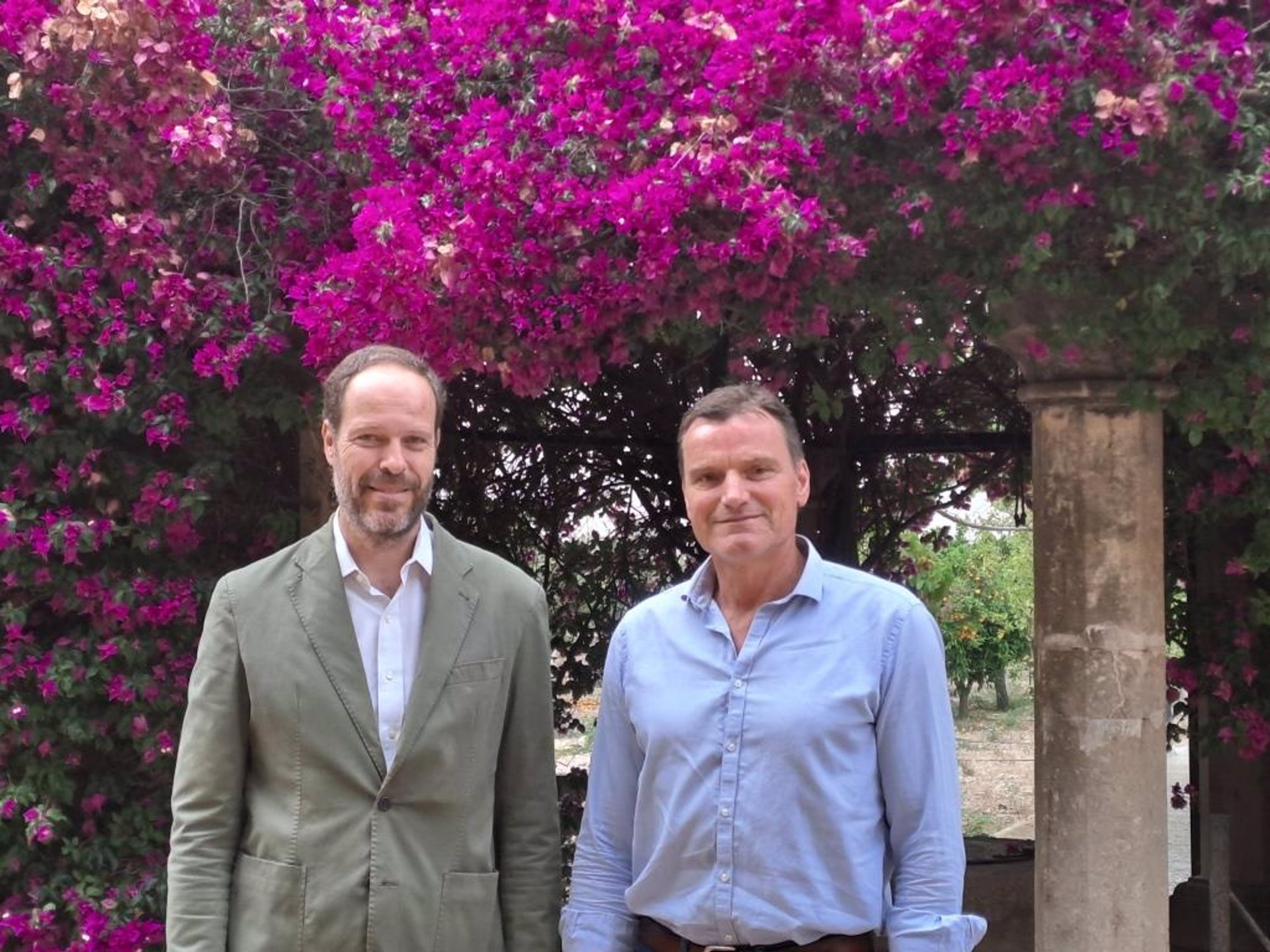El director general de Tirme, Antonio Pons, y el representante de la Fundació, Cleanwave, Albert Heinrich, tras la firma del convenio - TIRME