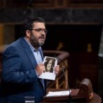 El diputado de MÉS per Mallorca en el Grupo de Sumar, Vicenç Vidal, muestra una fotografía de Aurora Picornell en el Congreso - MÉS