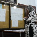 Una señora guarda una papeleta en un sobre para votar, a 9 de junio de 2024. Archivo. - Joaquin Corchero - Europa Press