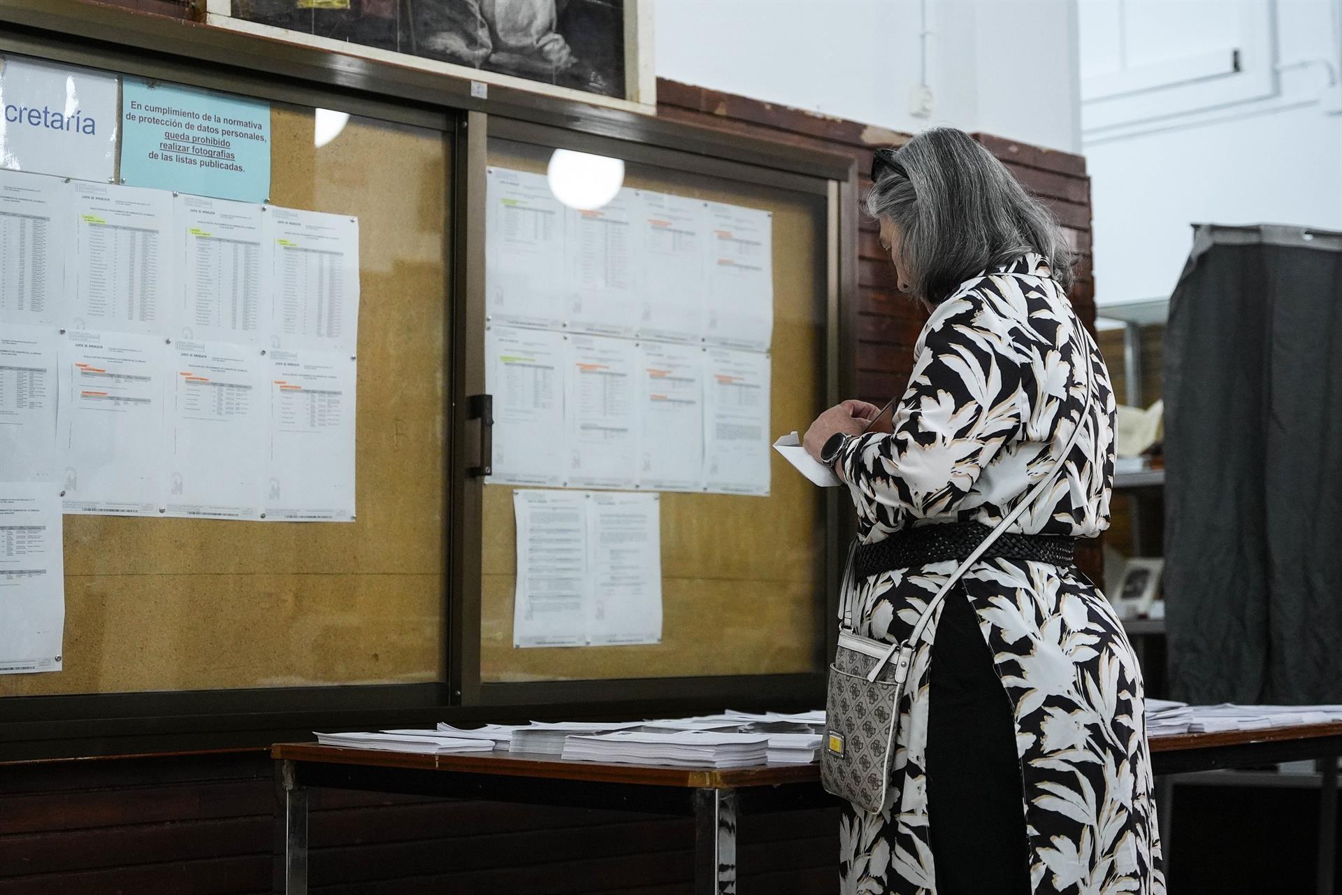 Una señora guarda una papeleta en un sobre para votar, a 9 de junio de 2024. Archivo. - Joaquin Corchero - Europa Press