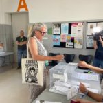 La candidata de Ara Més-Ara Repúbliques, Alice Weber, vota en el Quarter General Luque de Inca - ARA MÉS-ARA REPÚBLIQUES