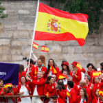 Marcus Cooper portando la bandera española en la inauguración de los Juegos.