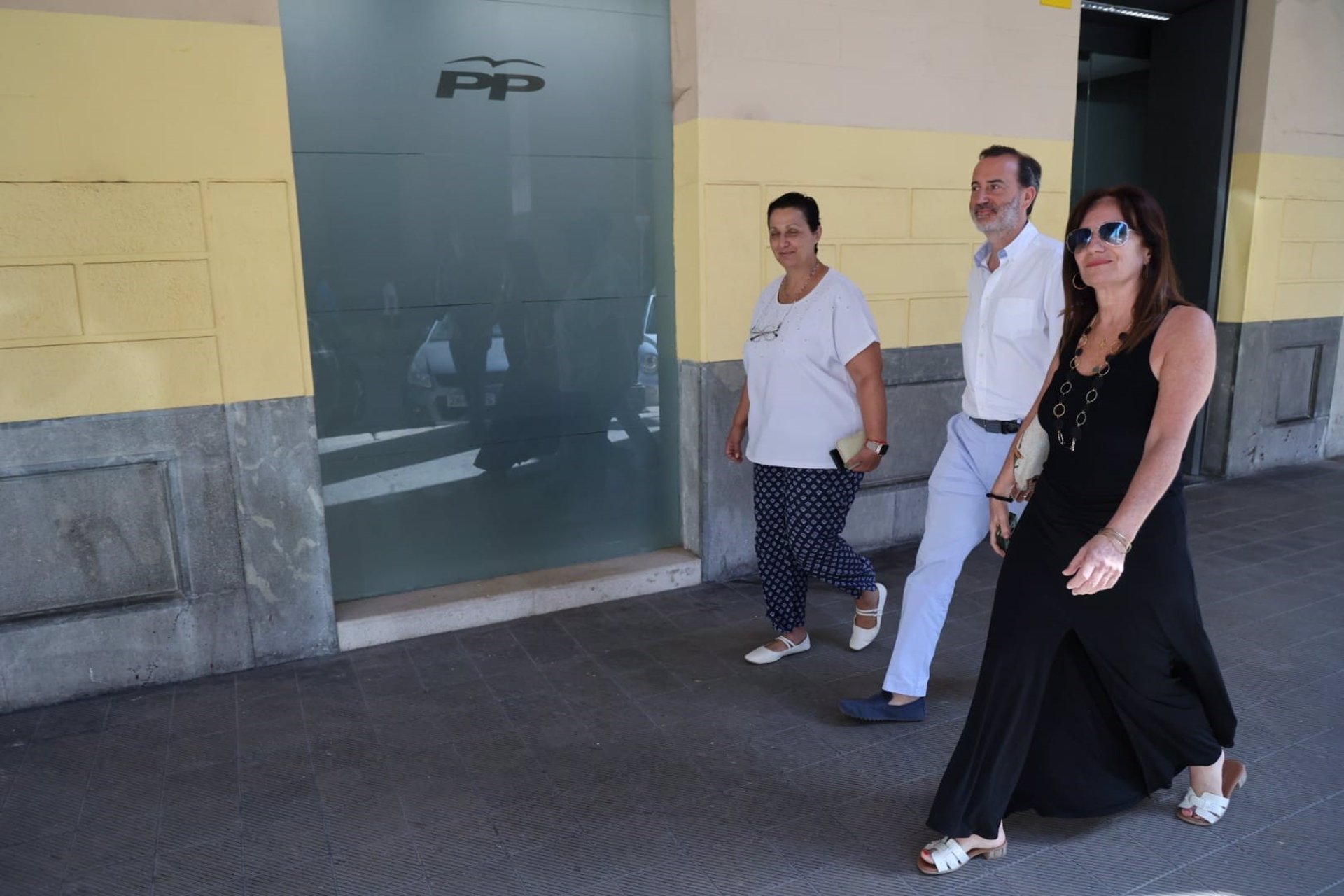 La diputada de Vox María José Verdú, el presidente del Parlament, Gabriel Le Senne, y la portavoz de Vox en la Cámara, Manuela Cañadas. - ISAAC BUJ - EUROPA PRESS