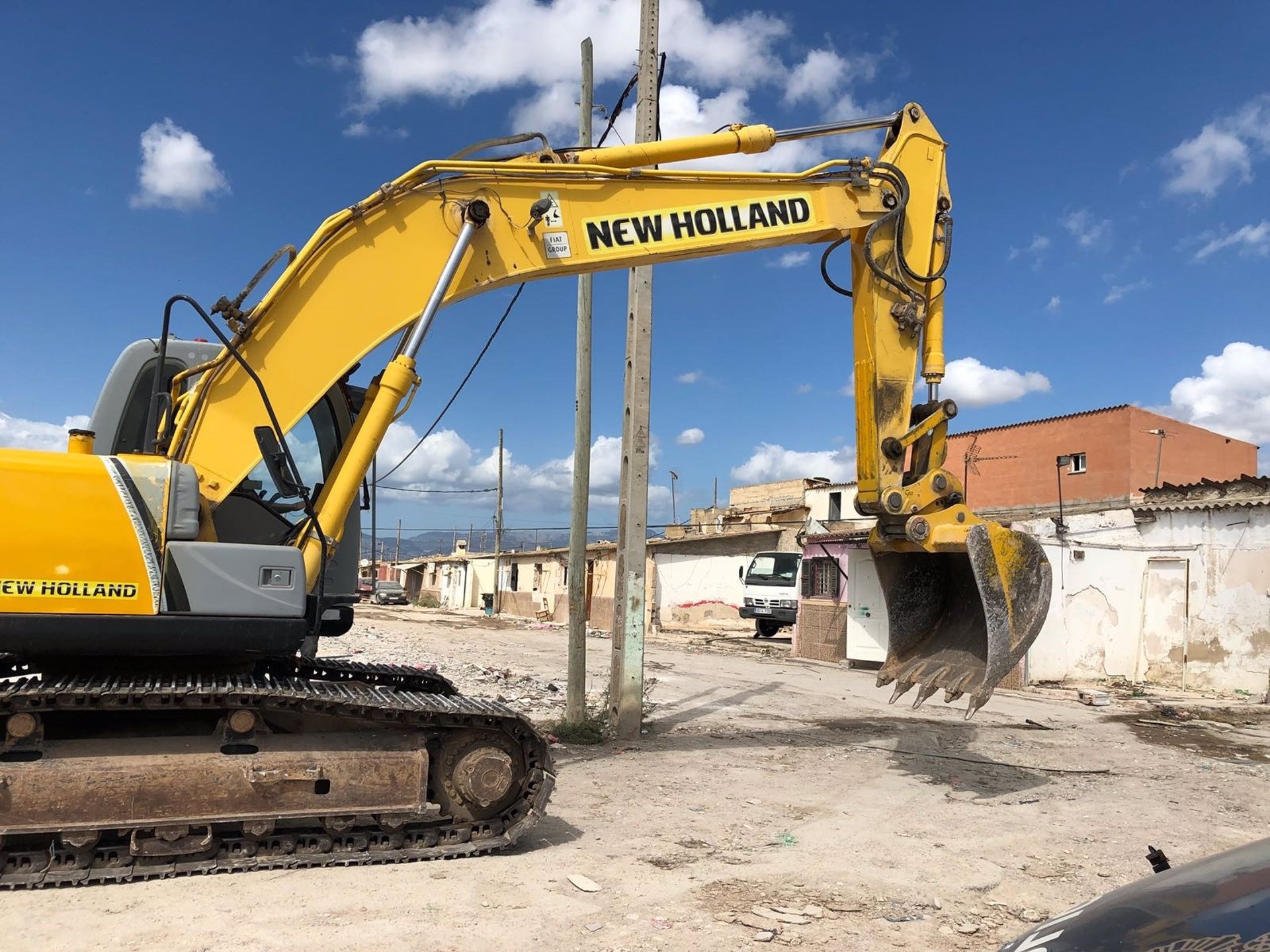 Retro-excavadora en el poblado de Son Banya durante las demoliciones de 2018. - AYUNTAMIENTO DE PALMA - Archivo