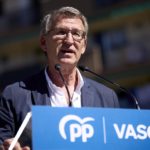 El presidente del Partido Popular, Alberto Núñez Feijóo, interviene durante el homenaje al concejal del PP Miguel Ángel Blanco, en la Escultura por las Víctimas del Terrorismo, a 10 de julio de 2024, en Ermua, Vizcaya, País Vasco (España). Hace 27 años, e - Ion Alcoba - Europa Press