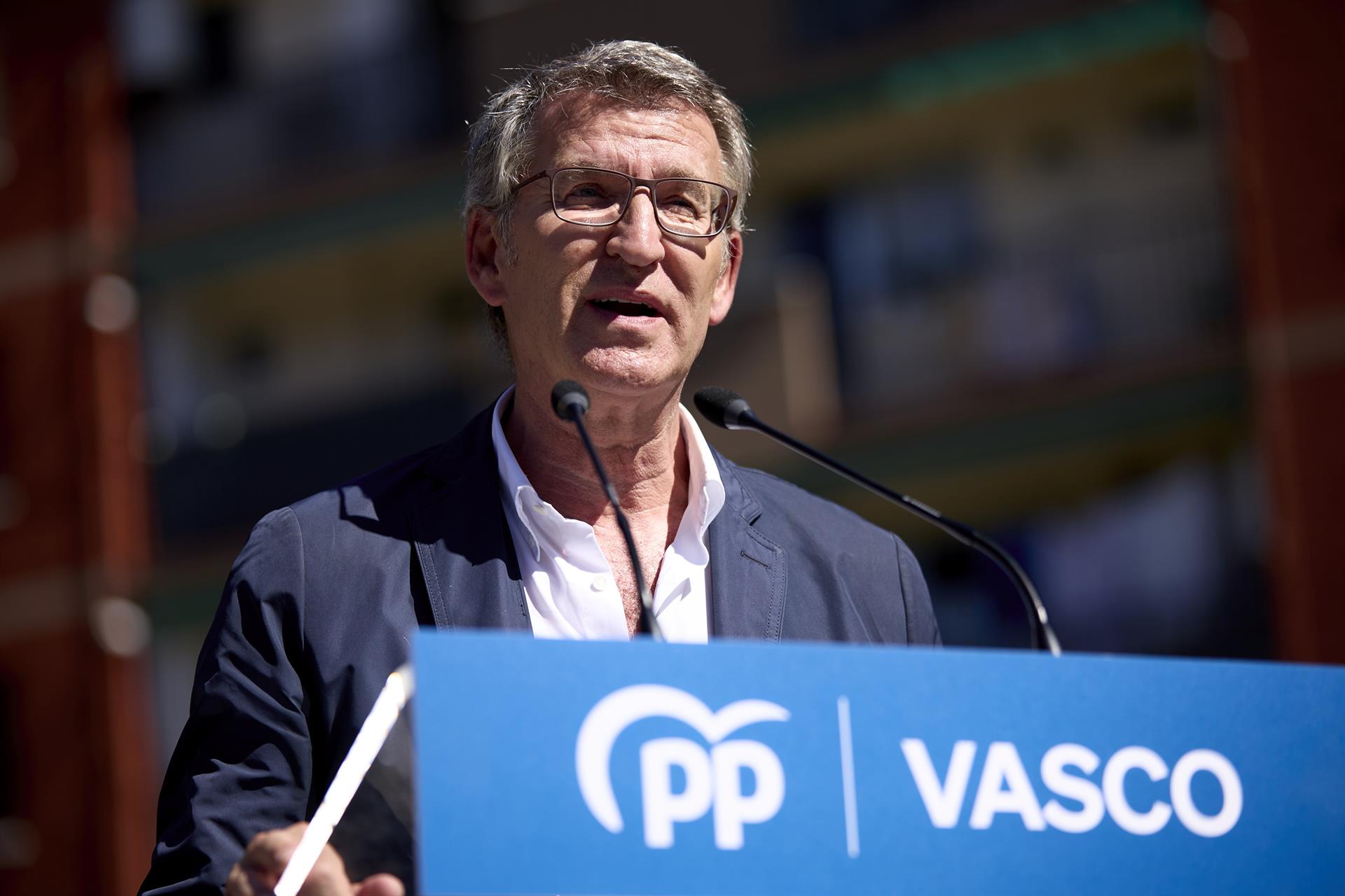 El presidente del Partido Popular, Alberto Núñez Feijóo, interviene durante el homenaje al concejal del PP Miguel Ángel Blanco, en la Escultura por las Víctimas del Terrorismo, a 10 de julio de 2024, en Ermua, Vizcaya, País Vasco (España). Hace 27 años, e - Ion Alcoba - Europa Press