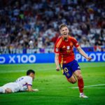 Dani Olmo celebra el segundo gol español mientras los franceses se lamentan en el suelo.
