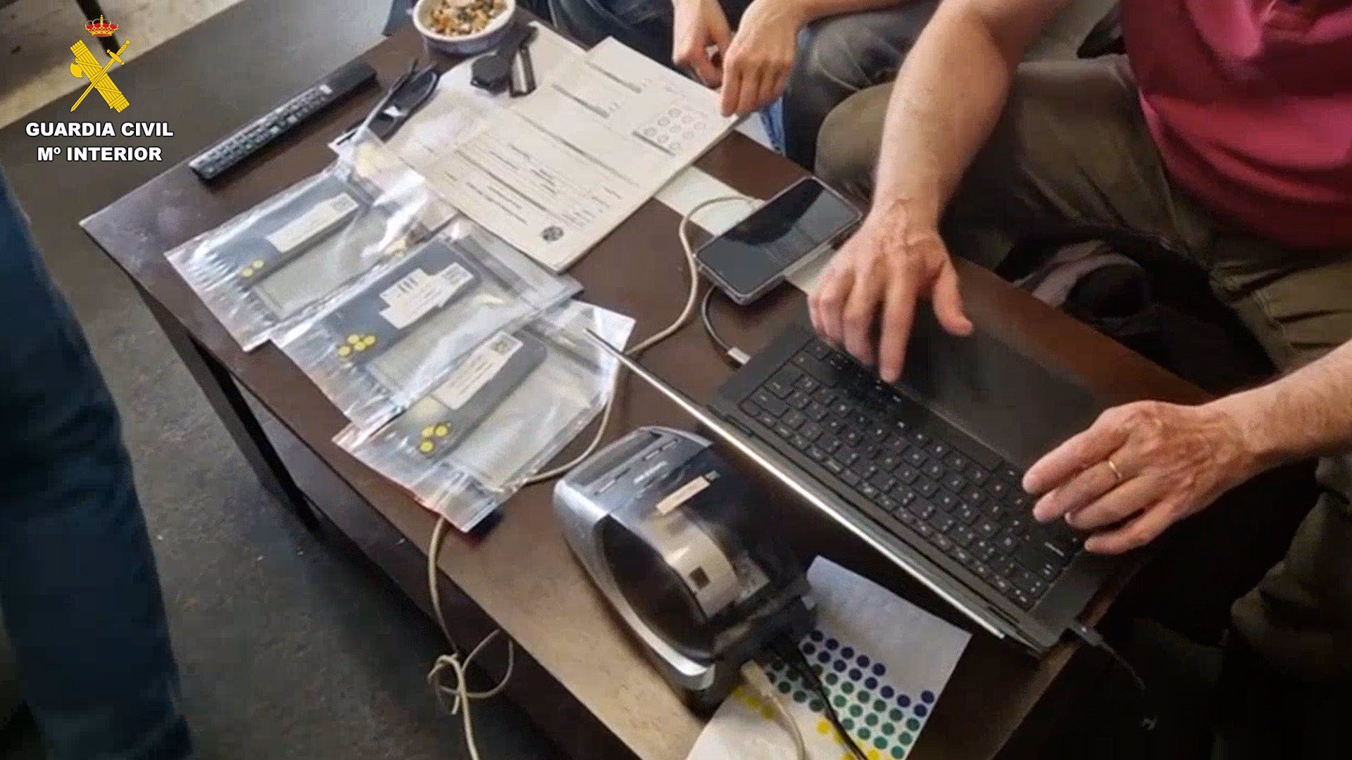 Tres detenidos en las localidades de Manacor (Baleares), Huelva y Sevilla (Andalucía) por delitos de daños informáticos con fines terroristas - GUARDIA CIVIL