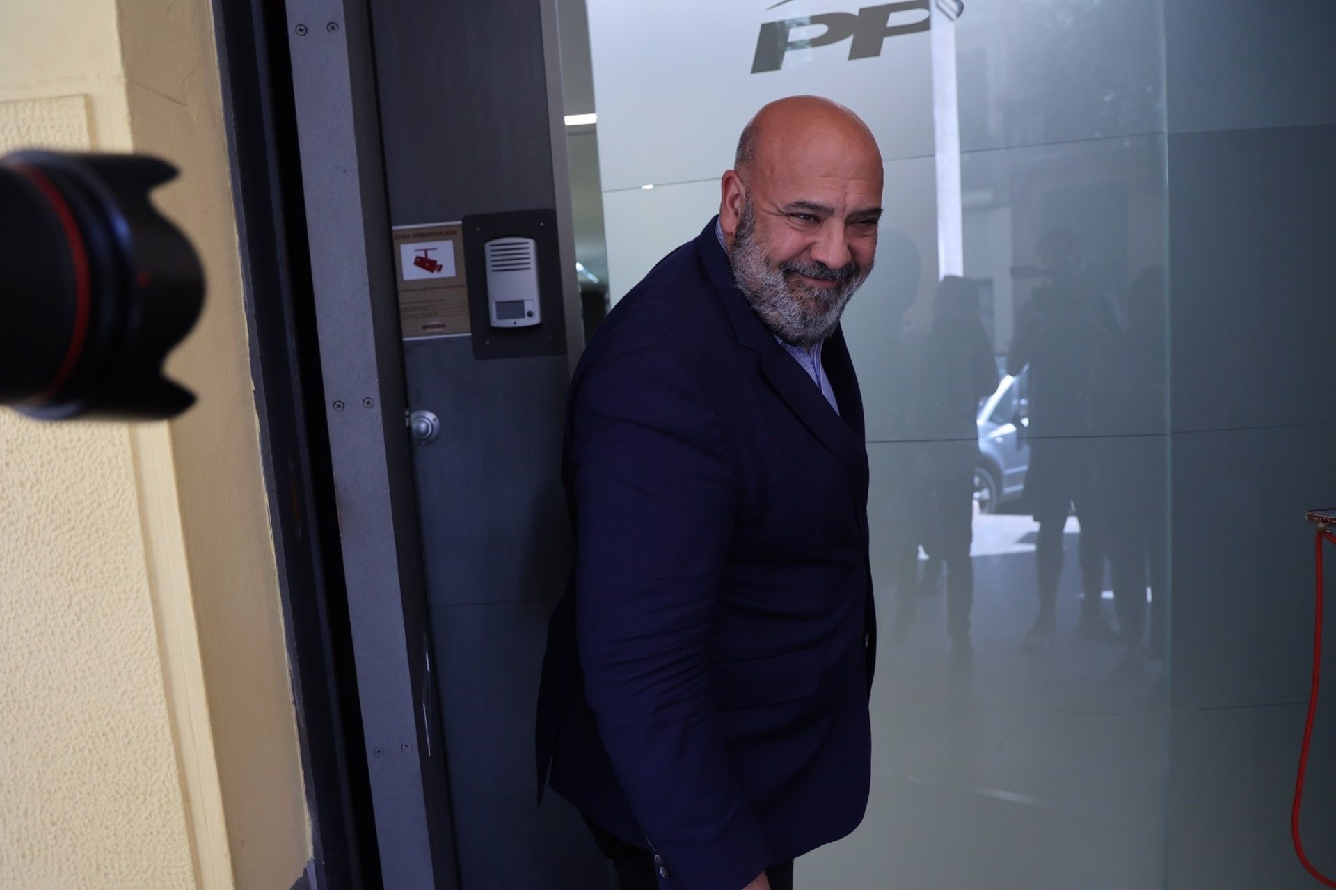 El alcalde de Palma, Jaime Martínez, entrando a la sede del PP este viernes. - ISAAC BUJ - EUROPA PRESS